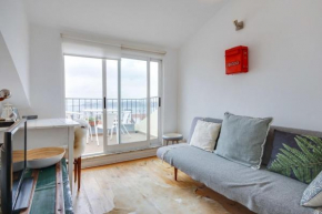 Bright 1 Bedroom top floor apartment with terrace & river view